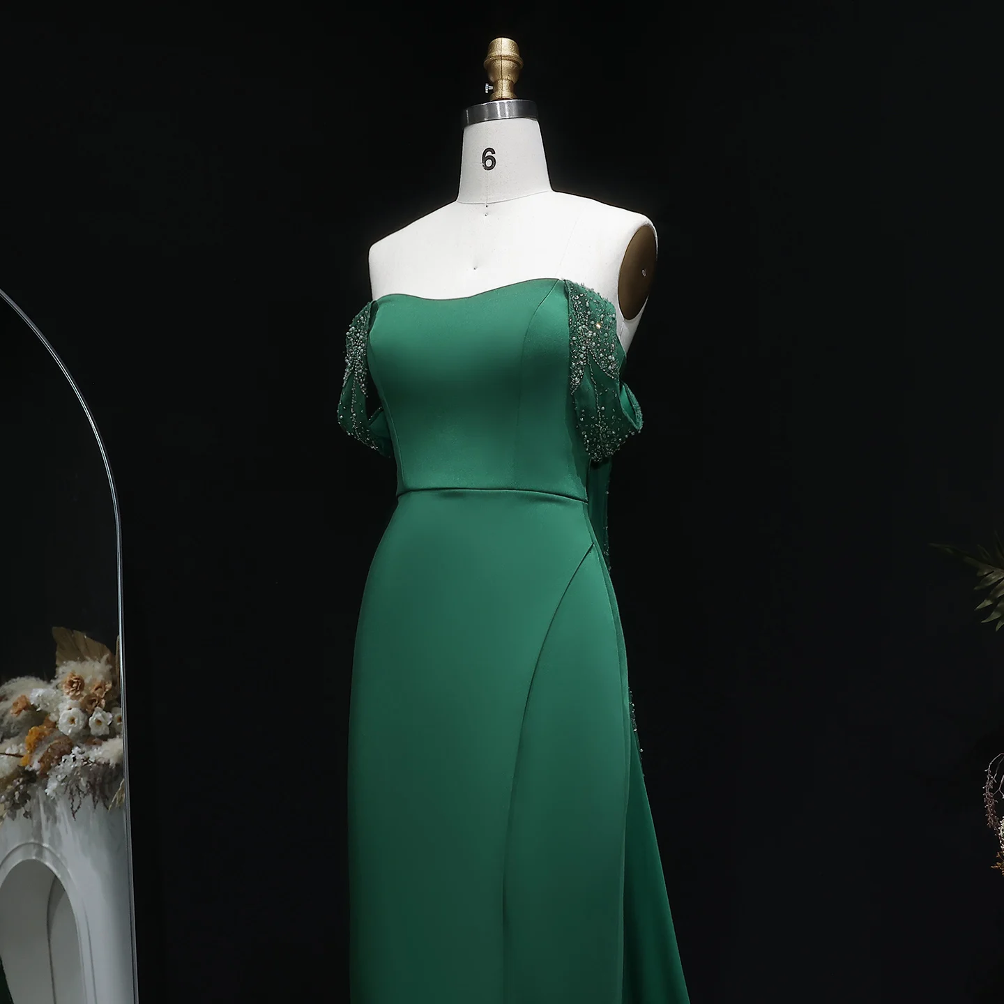 Sharon Said Smaragdgrünes Abendkleid, elegantes schulterfreies Kleid mit Pailletten und Perlen, formelles Partykleid für Damen, SS645, maßgeschneidert. – Detail 10