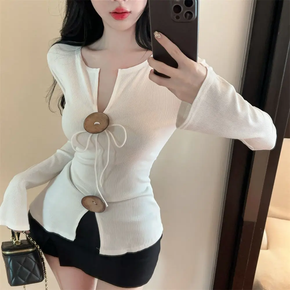 

Design Sense White V-Neck 2024 New Button Long Sleeved T-Shirt For Women Autumn Sexy Slim Fit Slit Casual Versatile Top