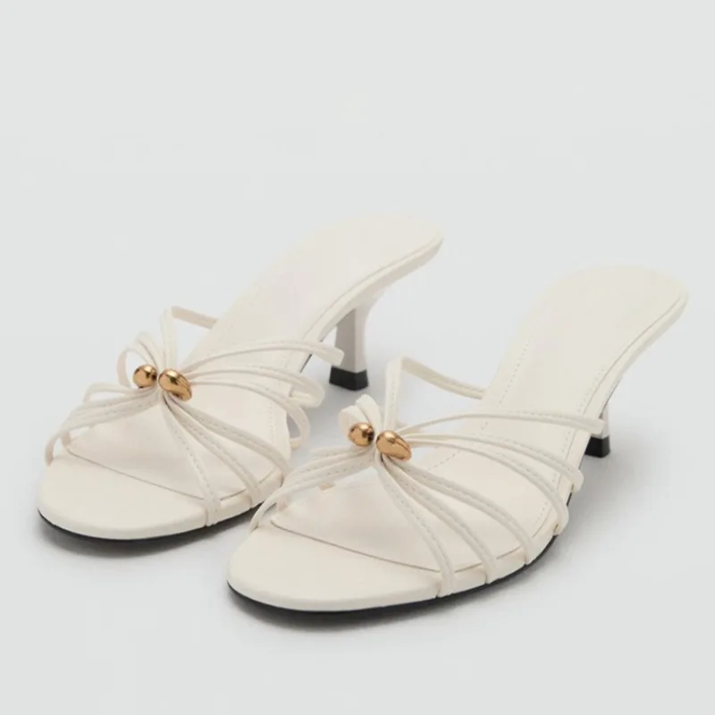 

Летние дизайнерские шлепанцы 2026 года на низком каблуке для женщин, с металлическим декором, узким ремешком, сексуальные сандалии-мюли с открытым носком для вечеринок и торжеств