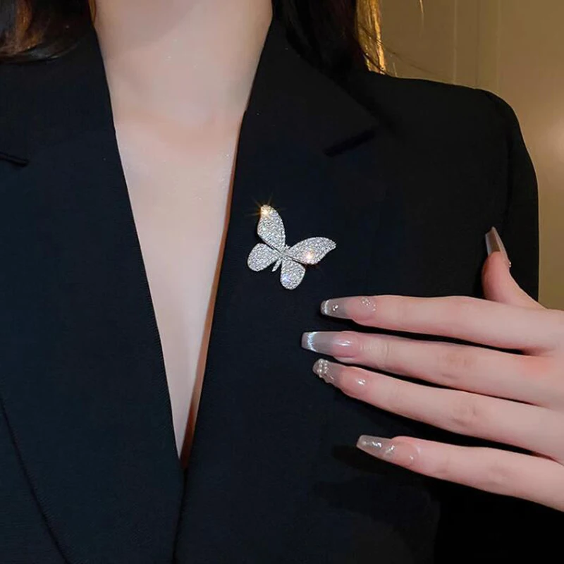 (.) Elegant Temperament Crystal Brooch Pins For Women Shiny Rhinestone Butterfly Corsage Fashion Wedding Party Jewelry Best Gift