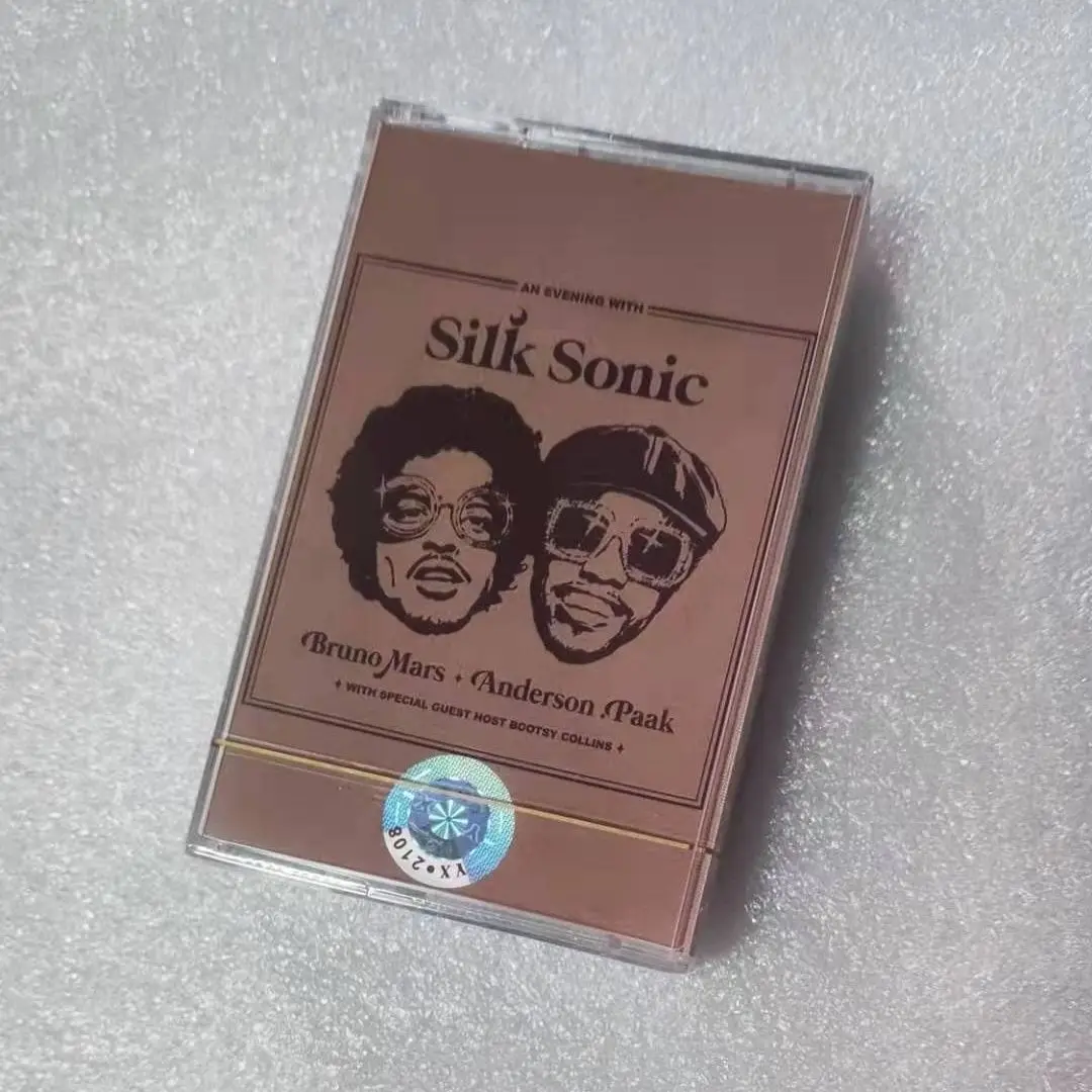 

Silk Sonic An Evening with Bruno Mars Anderson .Paak - Культовый ретро-альбом в стиле фанк, соул и R&B на кассетной ленте