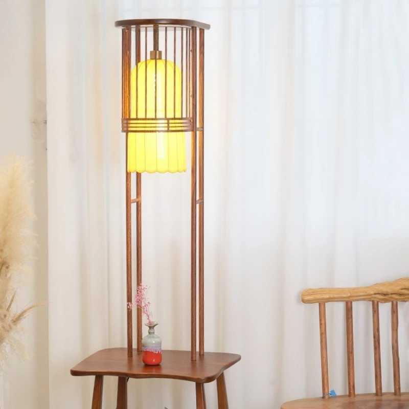 

Lights, living room, several shelves next to the sofa, integrated vertical medium and ancient style