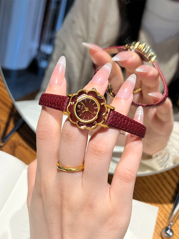 Vintage-style leather floral design luxury women's watch, women's gift, exquisite ladies' wristwatch, women's collection.