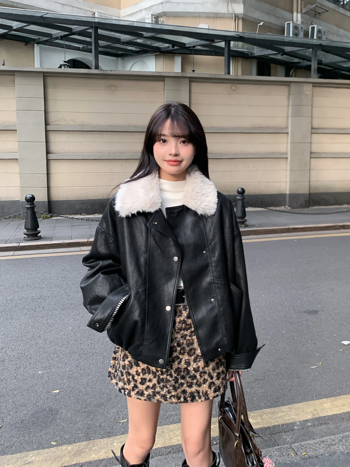 Bla fce forrado de couro quente jaet feminino inverno novo solto motocicleta sle legal versátil casaco coreano tamanho suporte