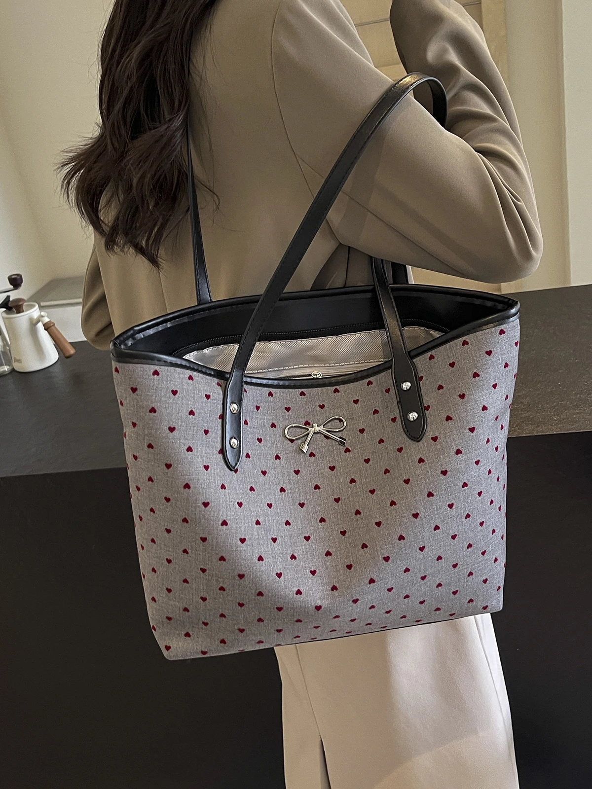 Leisure large-capacity bag female 2024 new popular wave-point shoulder bag fashion work portable tote bag