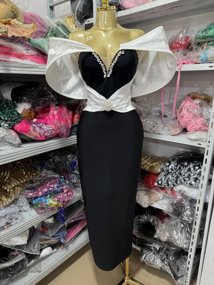 Sexy Damenkleid mit großen Schultern in Weiß und geraffter Taille mit V-Ausschnitt, langer rückenfreier Verband und langem Kleid für
