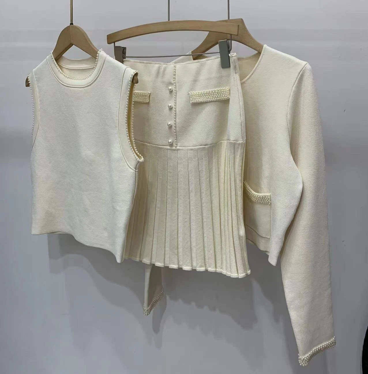 

Женский жемчужный костюм-тройка, куртка с длинными рукавами или жилет или элегантная юбка.