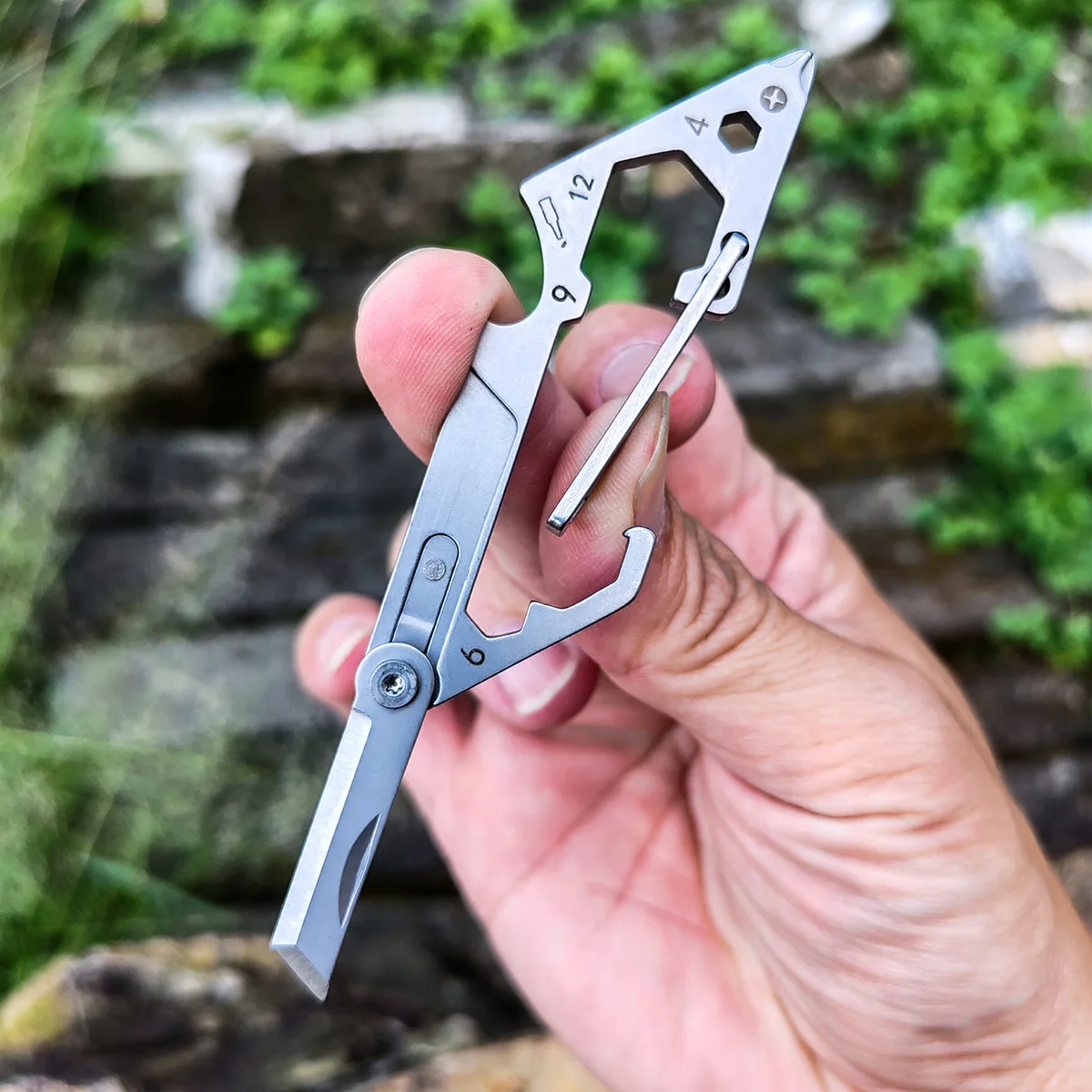 6 IN 1 Outdoor Portable EDC Multi functional Combination Tool Mountaineering Buckle Folding Knif e Camping Travel Accessories