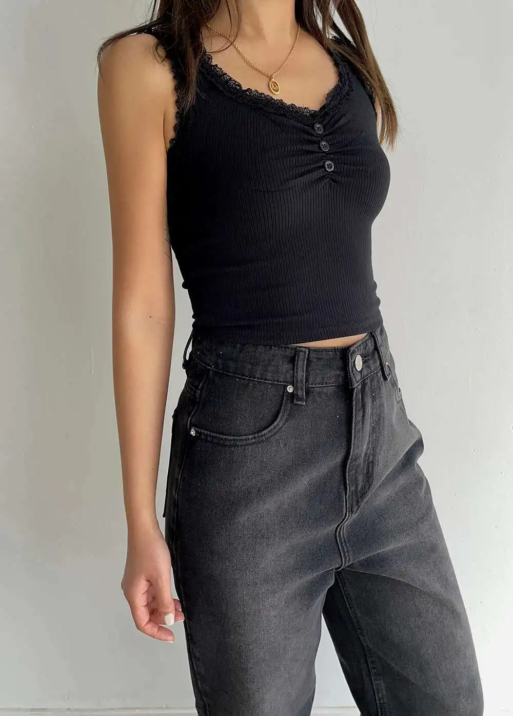 هونج كونج نمط حار فتاة مثير الخامس الرقبة مطوي الدانتيل بلون سترة المرأة 2024 الصيف لينة مطاطا سليم حبال DMMB