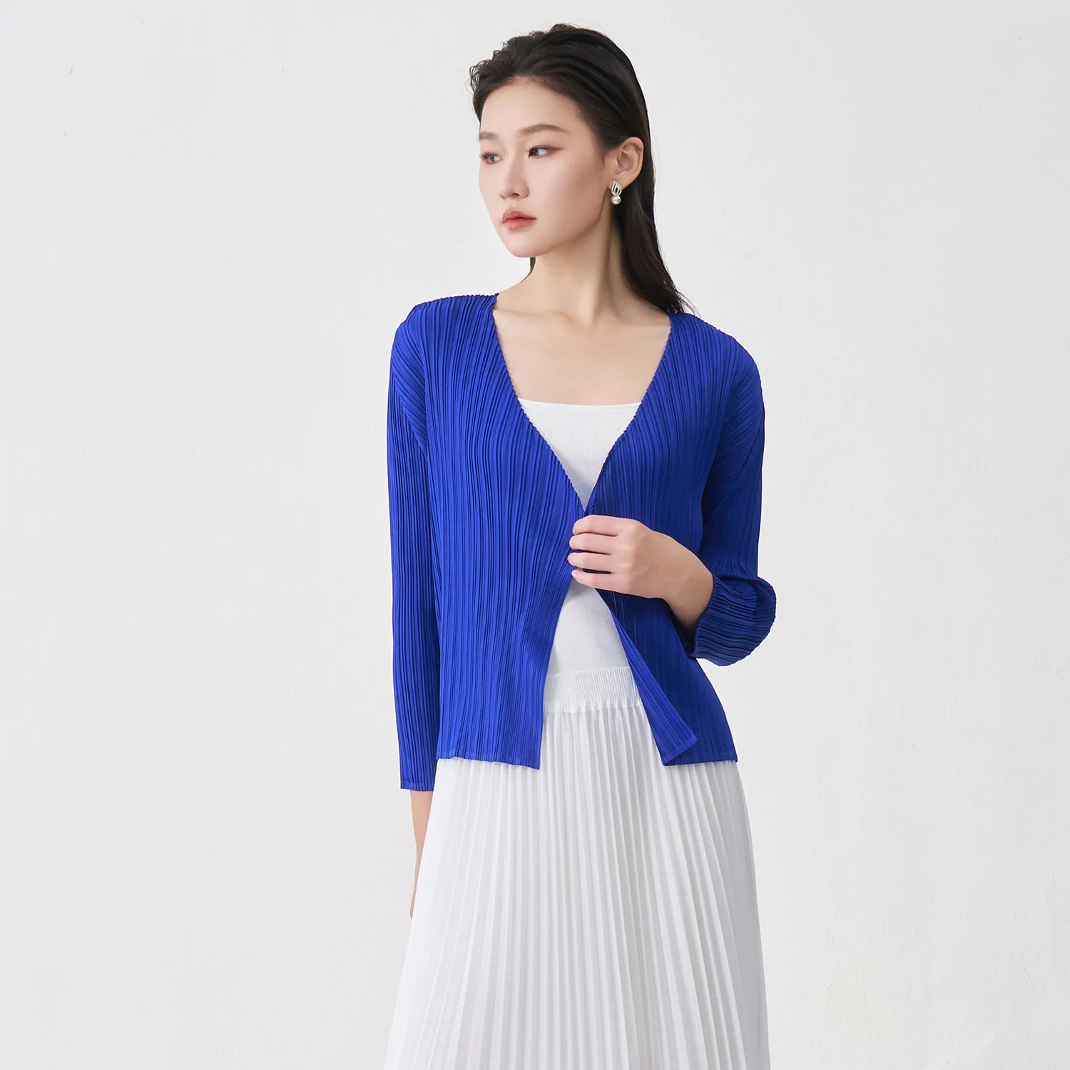 Women's basic best-selling coat, high-quality Miyake brand, solid color, simple and elegant, versatile shawl cardigan top.