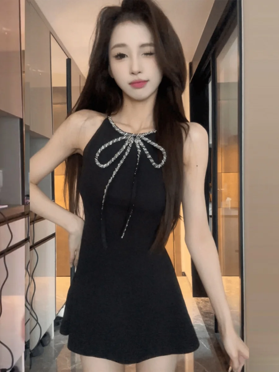 섹시한 여름 신상 다이아몬드 장식 나비 매듭 홀터넥 스트랩 드레스 여성 슬림 A라인 스커트 단색 랩 헤드