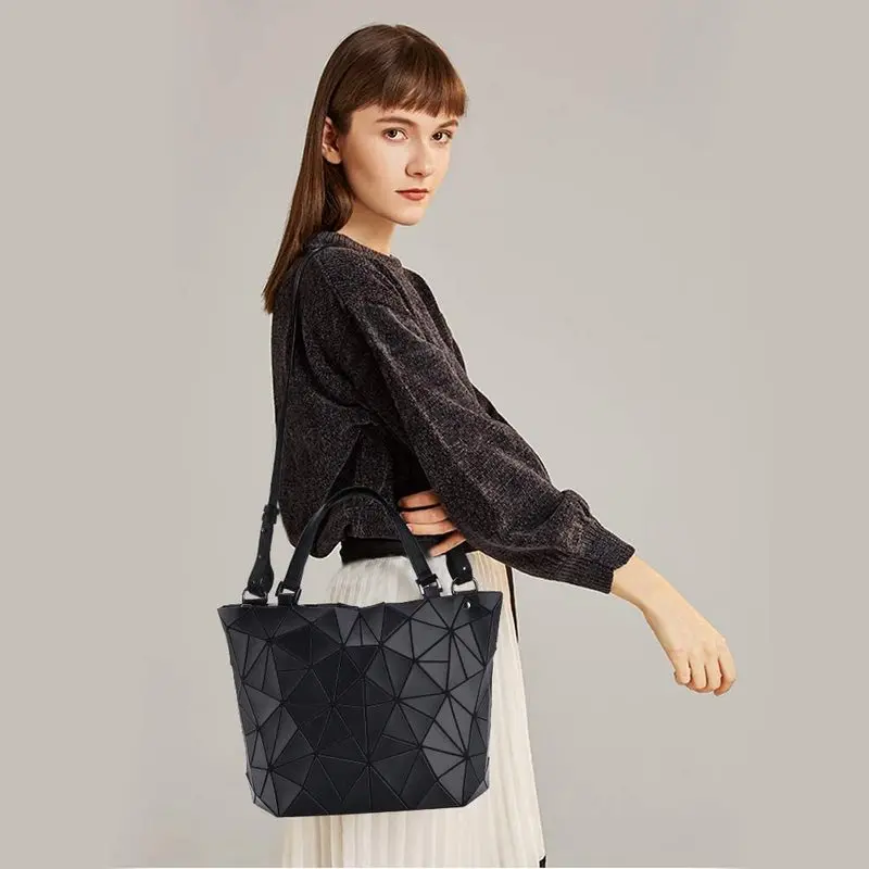 Kadınlar için çanta 2024 tasarımcı lüks Tote kova çanta moda geometrik Crossbody omuz Messenger el çantası gümüş