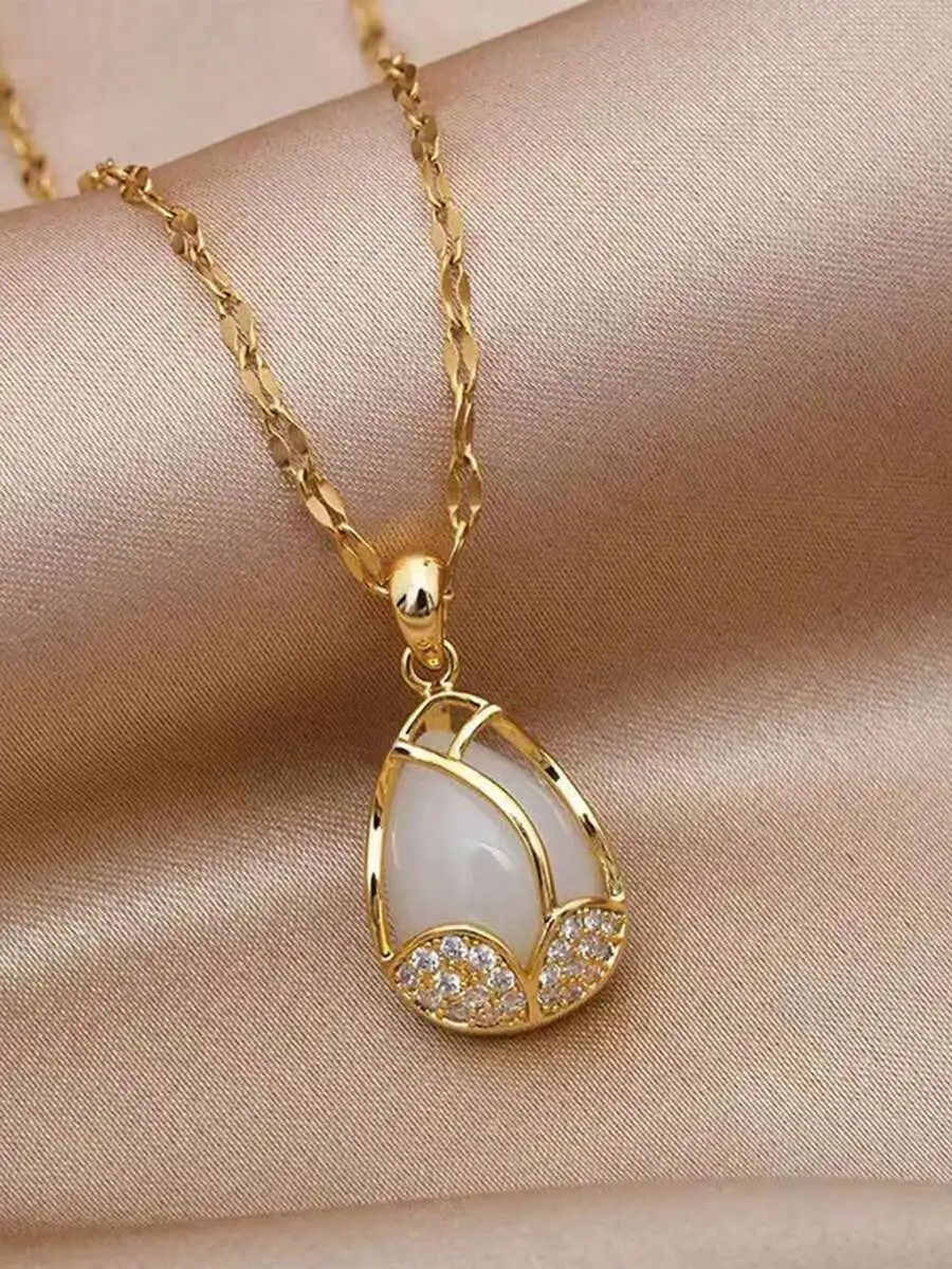 

Titanium Steel Tulip Pendant Necklace For Women, Hypoallergenic Clavicle Chain, Daily Wear And Party Jewelry