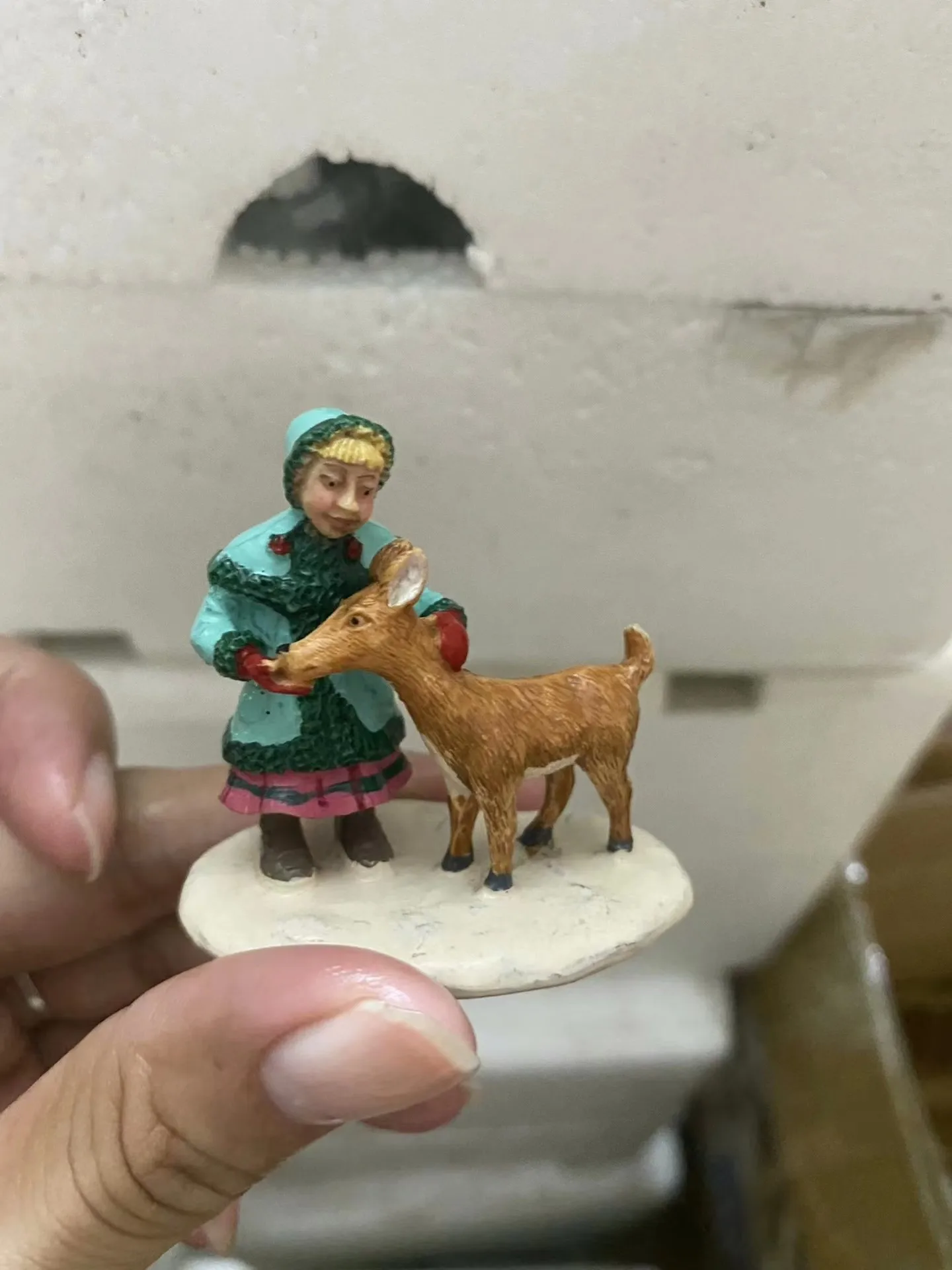Resin figure mental psychological sand table game box court therapy girl and deer
