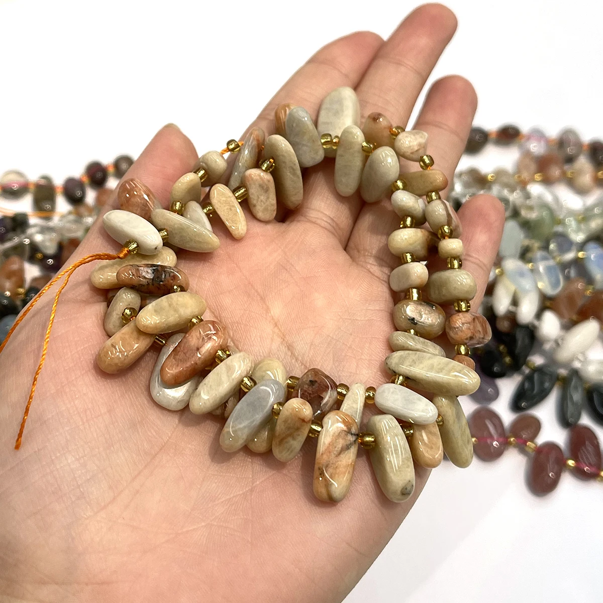 Naturstein, grüner Amethyst/Lapislazuli, unregelmäßige Perlen für die Schmuckherstellung, zum Basteln von Halsketten, Armbändern, Ketten und Ohrringen. – Detail 6