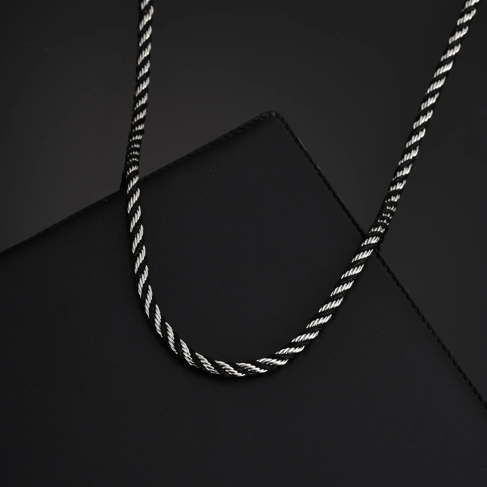 Schwarz-silberfarbene gedrehte Kettenhalskette für Herren, 50–55 cm große Edelstahl-Kettengliederhalsbänder, neue trendige Accessoires – Detail 4