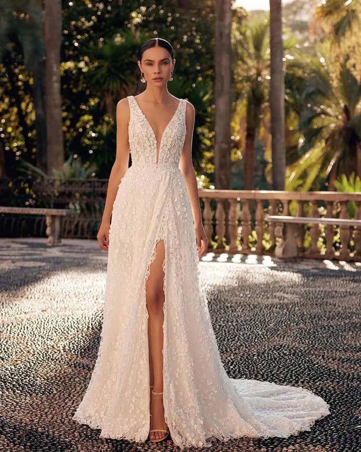 Handmade A Line Wedding Dresses V-Neck Backless Appliques Lace Sleeveless Bridal Gown Sweep Train Vestido De Noiva Customized