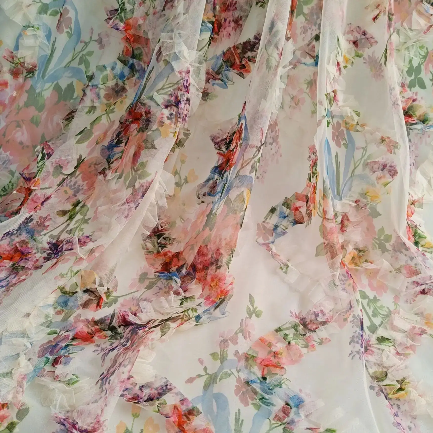 

Новейшая плиссированная сетчатая ткань с цветочным 3D-полосками, модная мягкая датская сетчатая волнистая вязаная крючком ткань, балетная юбка для свадебного платья своими руками