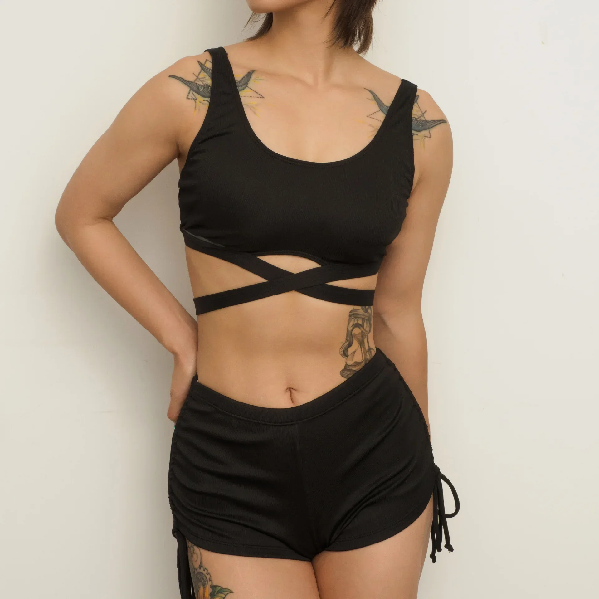 2025 Nuovo costume da bagno a 2 pezzi per donna a vita alta tinta unita croce scava fuori bikini set costume da bagno senza schienale per vacanze al mare