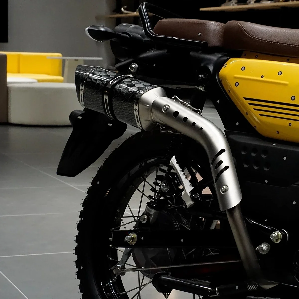 Modified full-section medium exhaust pipe, carbon fiber honeycomb tail section, retro commuting