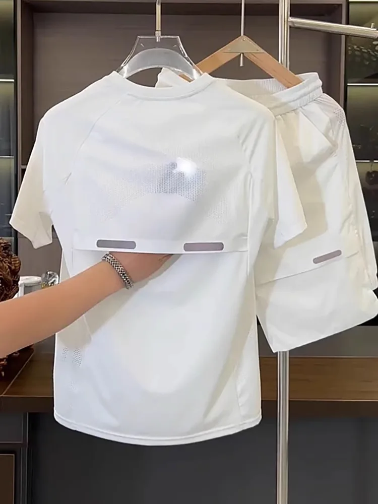 

Мужской летний спортивный комплект большого размера из двух предметов: дышащие шорты и футболка из ледяного шелка с эластичными вставками, модный трендовый дизайн