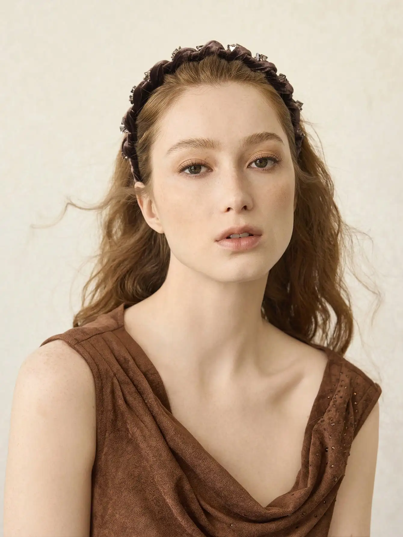 

Коричневая повязка на голову с узлом и стразами для женщин