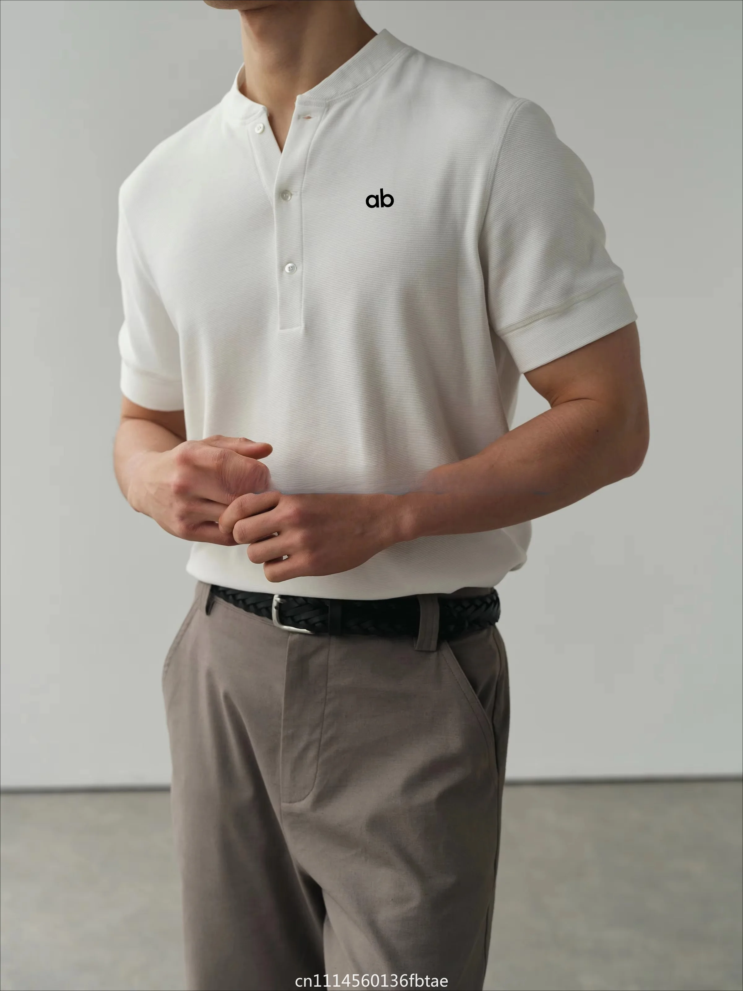 camiseta-henley-masculina-estilo-old-money-algodao-texturizado-macia-respiravel-casual-versatil-manga-curta-uso-diario