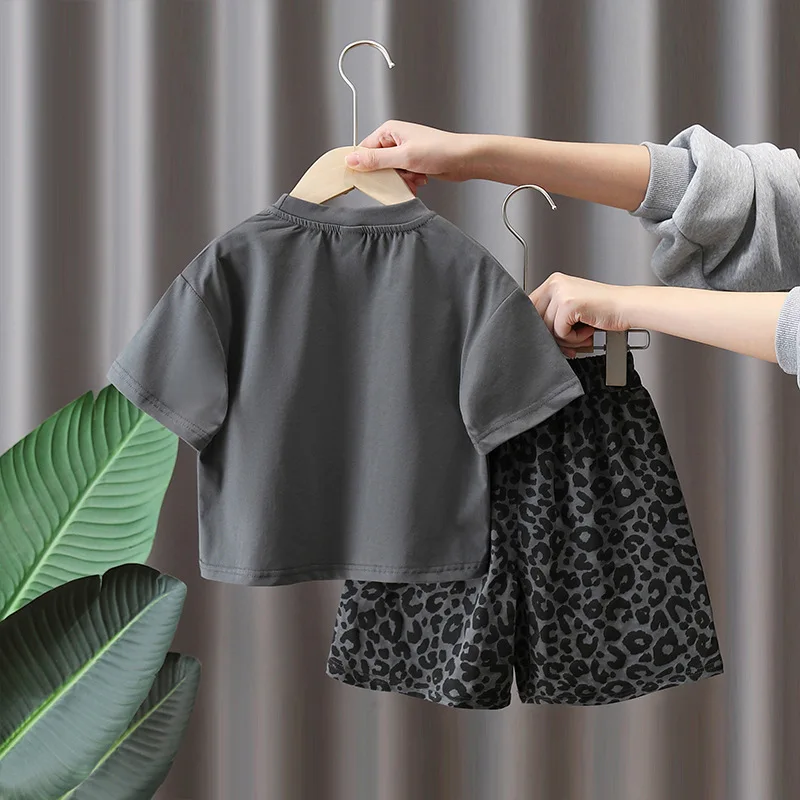 بدلة صيفية للأولاد 2025 ملابس أطفال عصرية أجنبية جديدة صيفية بأكمام قصيرة بطبعة الفهد مكونة من قطعتين للصيف #2