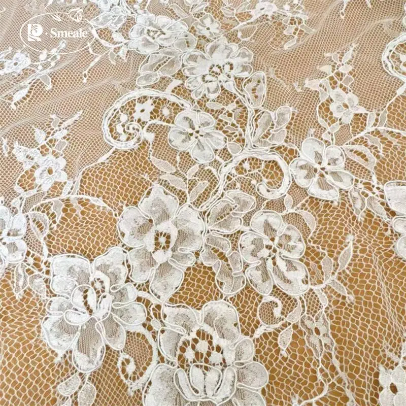 3 Meter Länge. Handgefertigter Spitzenstoff mit Bordürenstickerei, verwendet für Brautkleider und Nähzubehör. Französischer romantischer Spitzenstoff. – Detail 3
