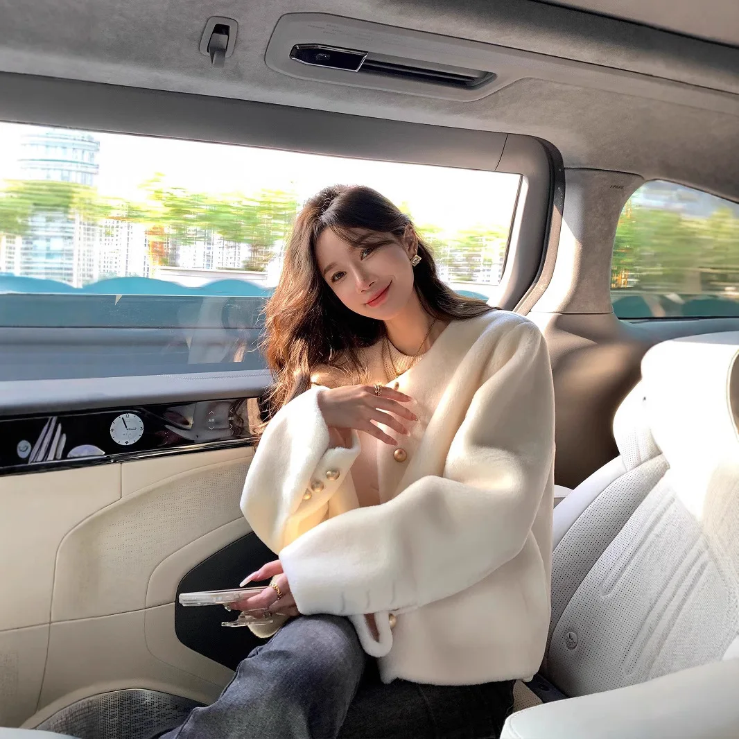 2024年冬用ショートプラッシュシープスキンレディースコートファージャケット一体型レザー＆ファーベスト長袖ラウンドカラーボタンディテール