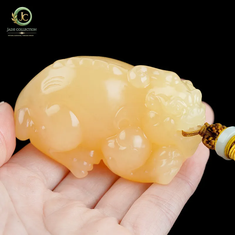 Natural topaz Pixiu natural jade real jade Pixiu hand handle rice topaz original hand-carved origin real supply