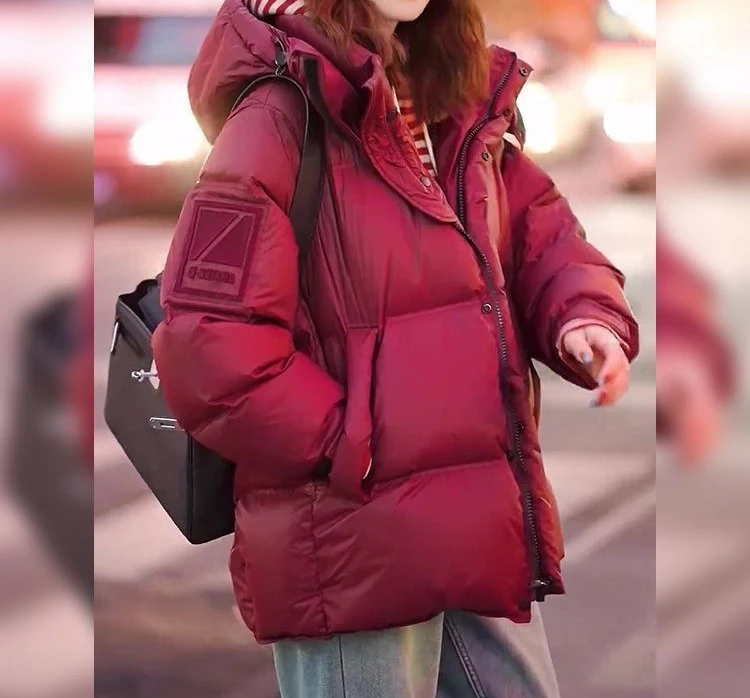 Rote, mit Baumwolle gepolsterte Damen-Winterjacke 2025, neue modische Brotjacke