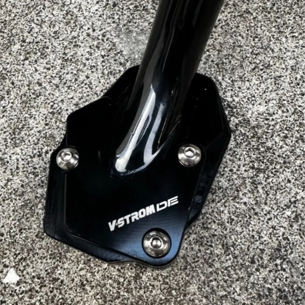 

Extension Kickstand Plate Side Stand Enlarger Pad For SUZUKI V-STORM 800 1050 DE 2023 2024 2025 VSTROM 800DE 1050DE Accessories