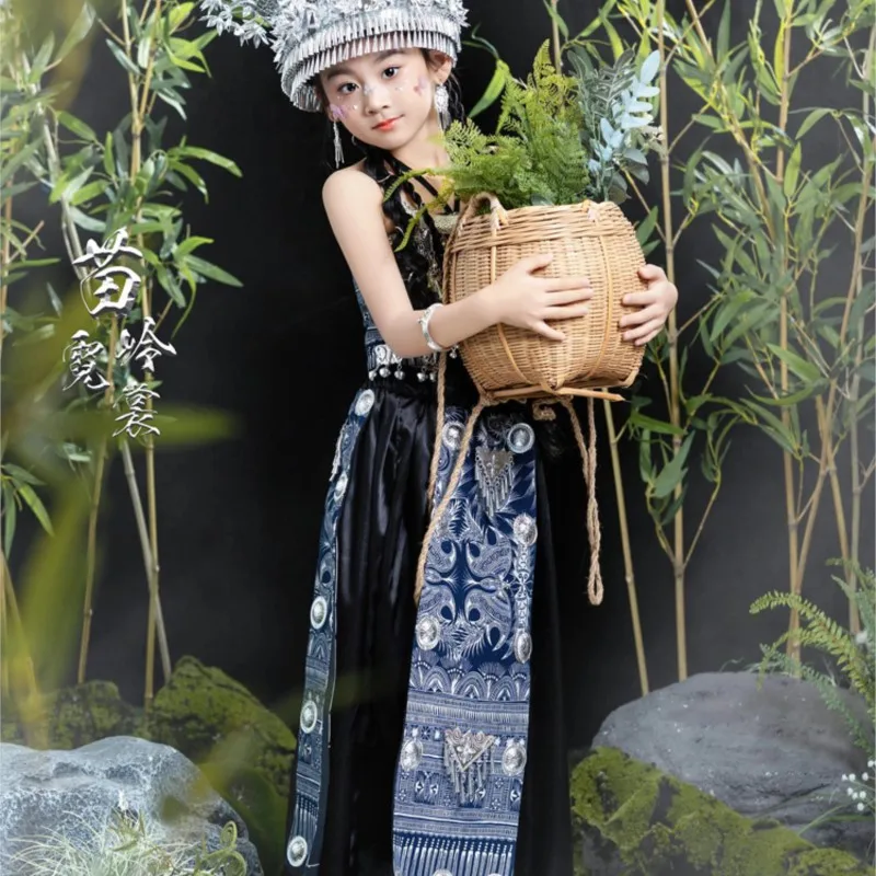 Rodzinny batikowy strój narodowy z kapeluszem i kołnierzem