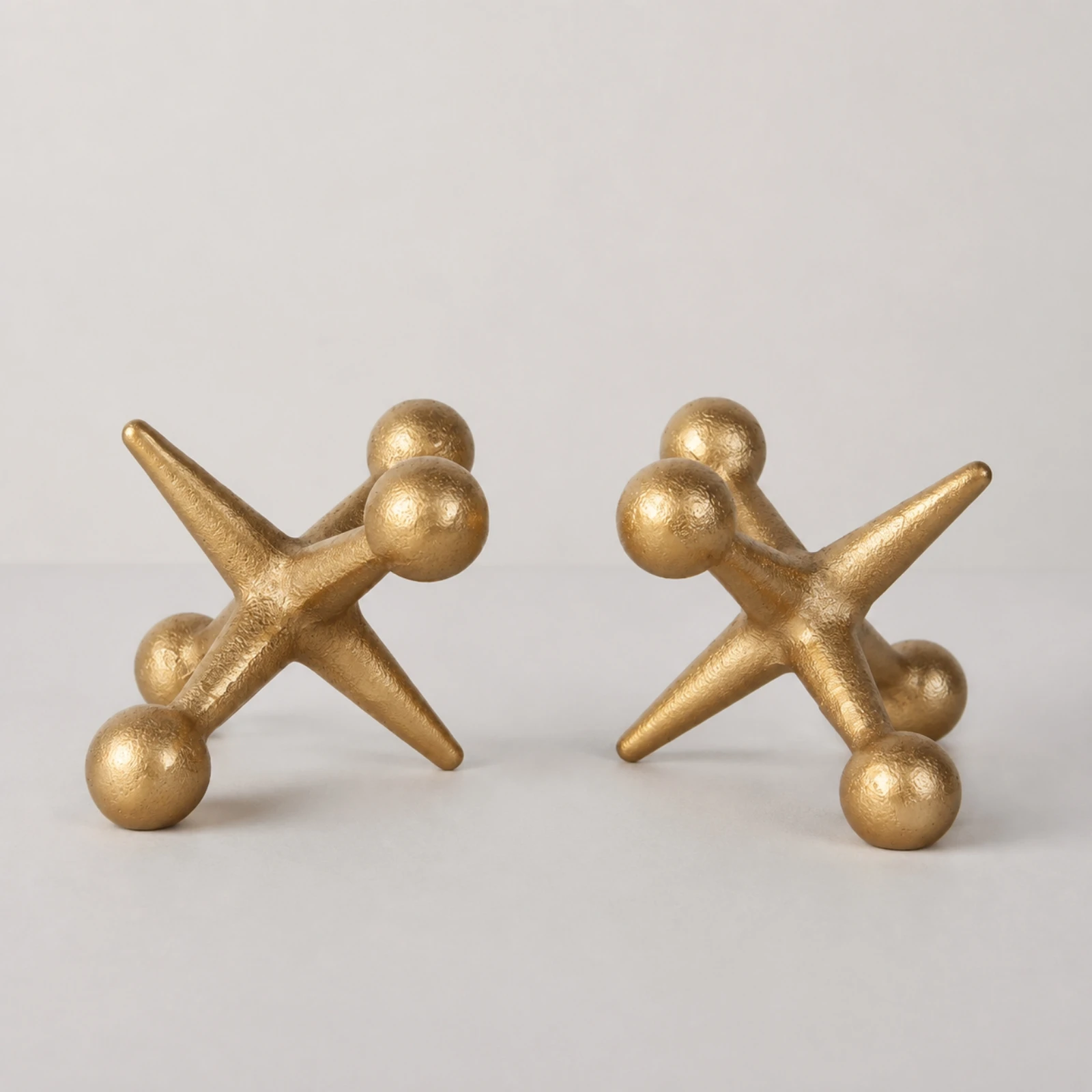 fermalibri-in-stile-atomico-fermalibri-decorativo-contemporaneo-con-finitura-dorata-metallizzata-supporto-per-libri-scultoreo-moderno-astratto