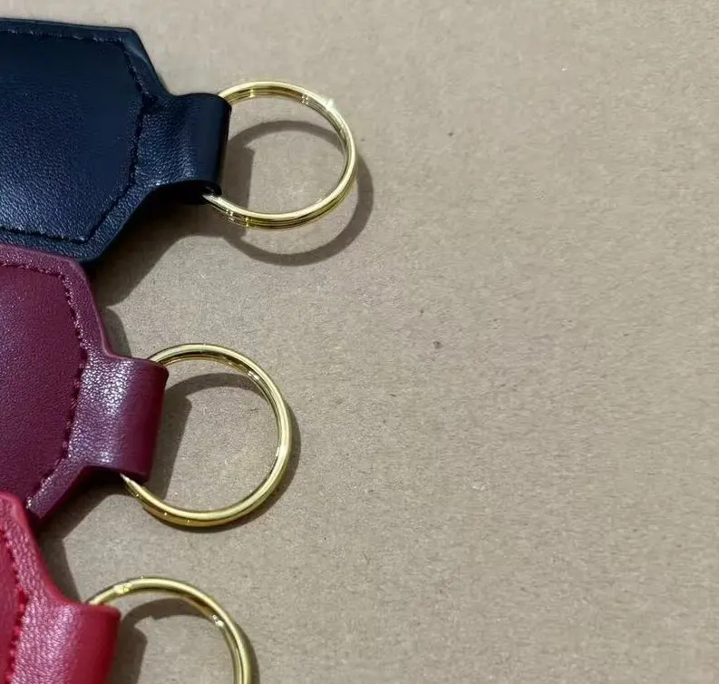 1X Wysokiej Jakości Skórzany Pokrowiec na Kluczyki Samochodowe Brelok Typu Shield z Emblematem 3D