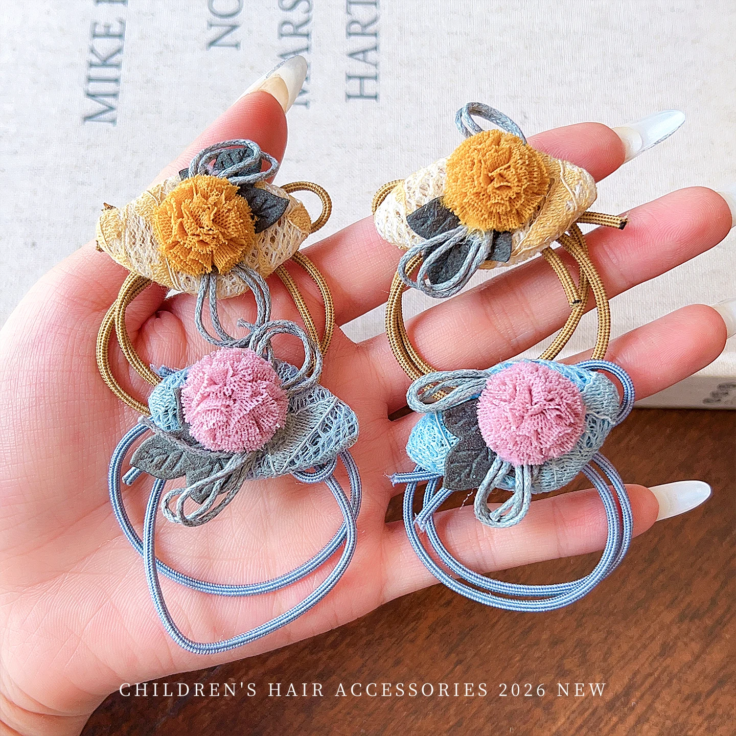 Koreanische Waldstil-Haargummis für Kinder, 1 Paar, handgefertigt, Stoff, Blumen, Baum, Pompon, Beeren, Haarbänder, weiche Gummibänder für kleine Mädchen – Detail 4