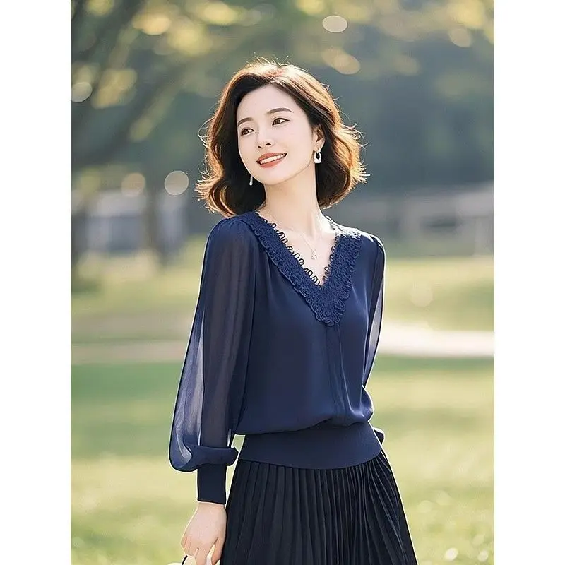 เสื้อเชิ้ตแขนยาวคอวีสีพื้นแต่งผ้าลูกไม้สไตล์สาวออฟฟิศสำหรับฤดูใบไม้ผลิและฤดูใบไม้ร่วง แฟชั่นเสื้อแขนทรงโคมไฟผ้าตาข่าย