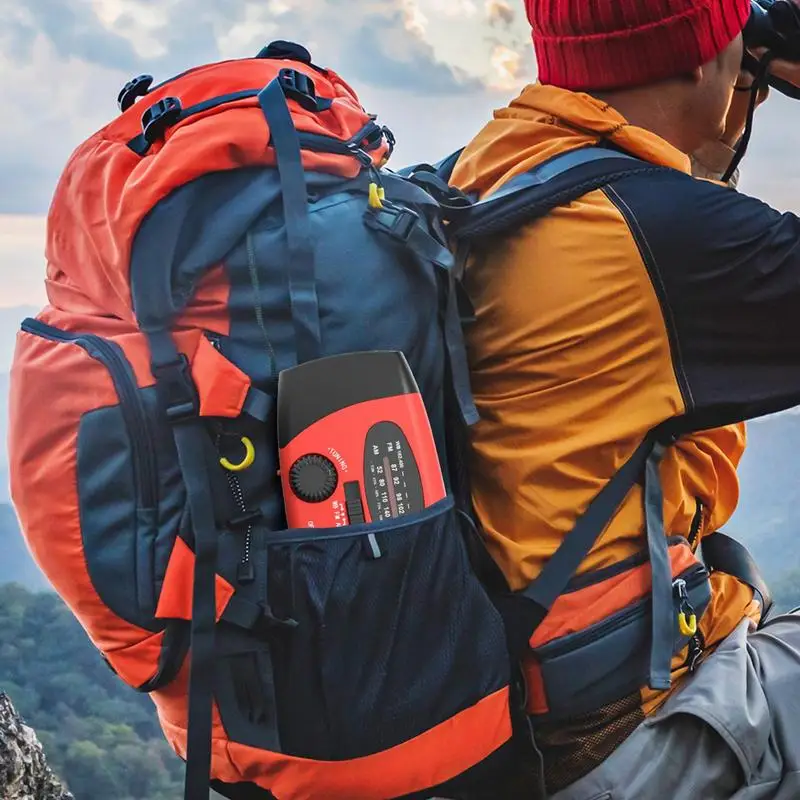 راديو AM FM يعمل بالبطارية مع مصباح يدوي وإنذار بطارية 2000 مللي أمبير في الساعة شاحن هاتف شحن بالطاقة الشمسية للمشي لمسافات طويلة