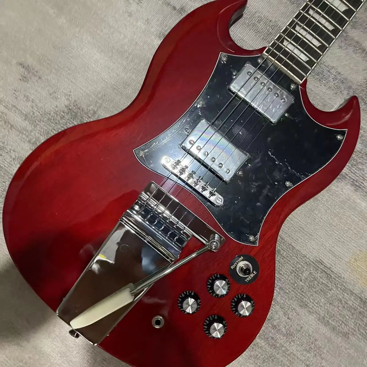 Tersedia, gitar listrik 6-chord SG, bodi merah transparan, joystick vibrato, gambar pengiriman nyata, pesanan segera dikirim