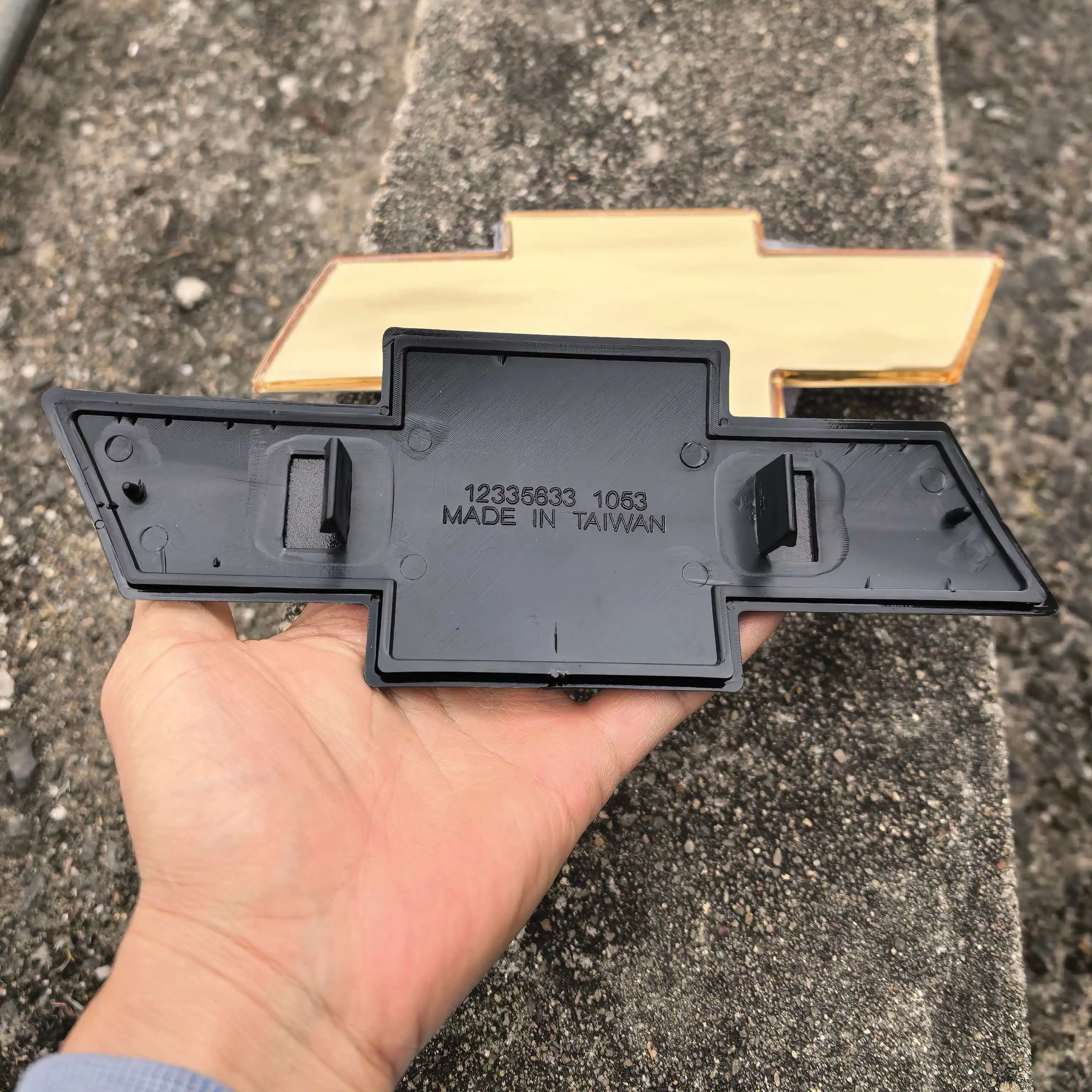 Emblema de Parrilla Delantera para Chevy SILVERADO 1999-02, Suburban 2000-06, Tahoe 2000-06, Dorado y Negro, 240*85mm, 12335633, 1053