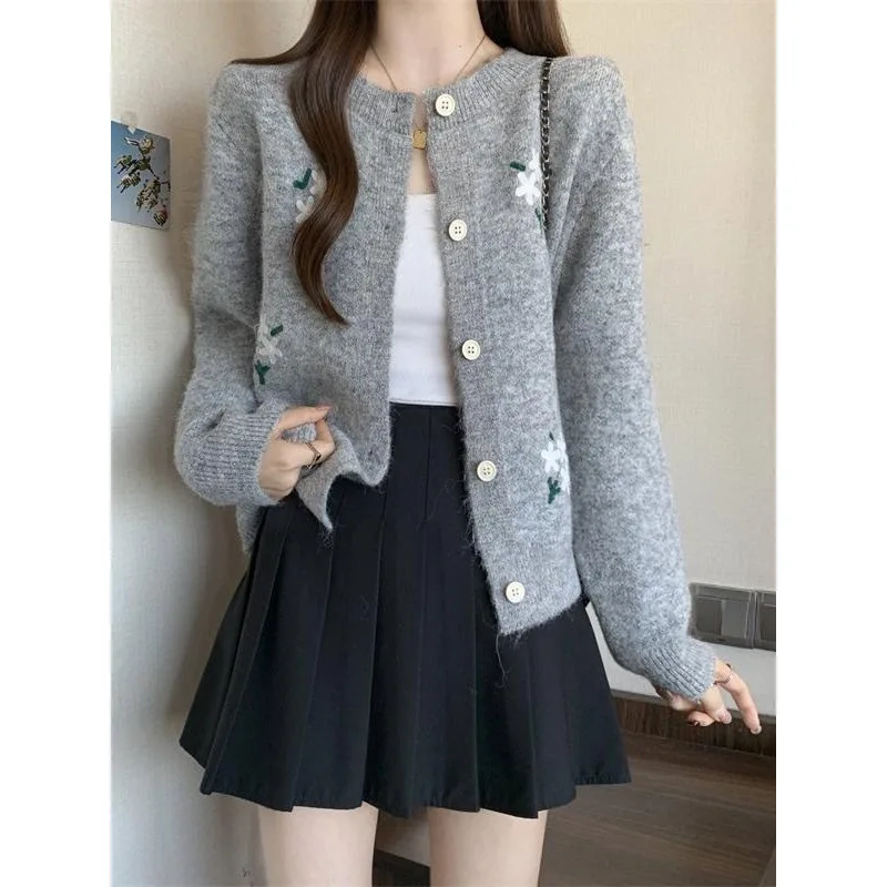 

Высококачественный вязаный кардиган с круглым вырезом и вышивкой, осень 2023, новый свободный и универсальный свитер для поездок на работу, куртка