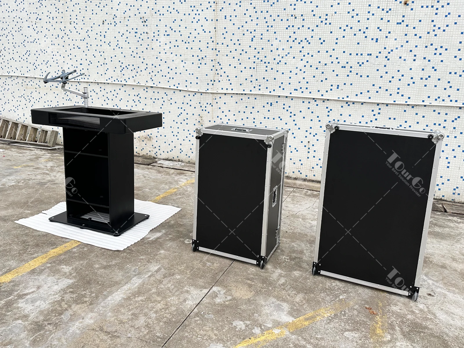 Podio per DJ CASE con finitura nera con due custodie da strada e supporto per laptop