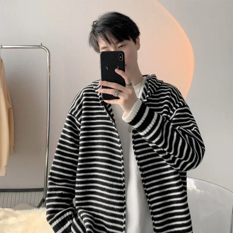

​ Минималистичный вязаный кардиган в полоску с капюшоном и молнией для пар, свитер, пальто со шлейфом на спине, осень-зима, мужской повседневный модный стиль ​