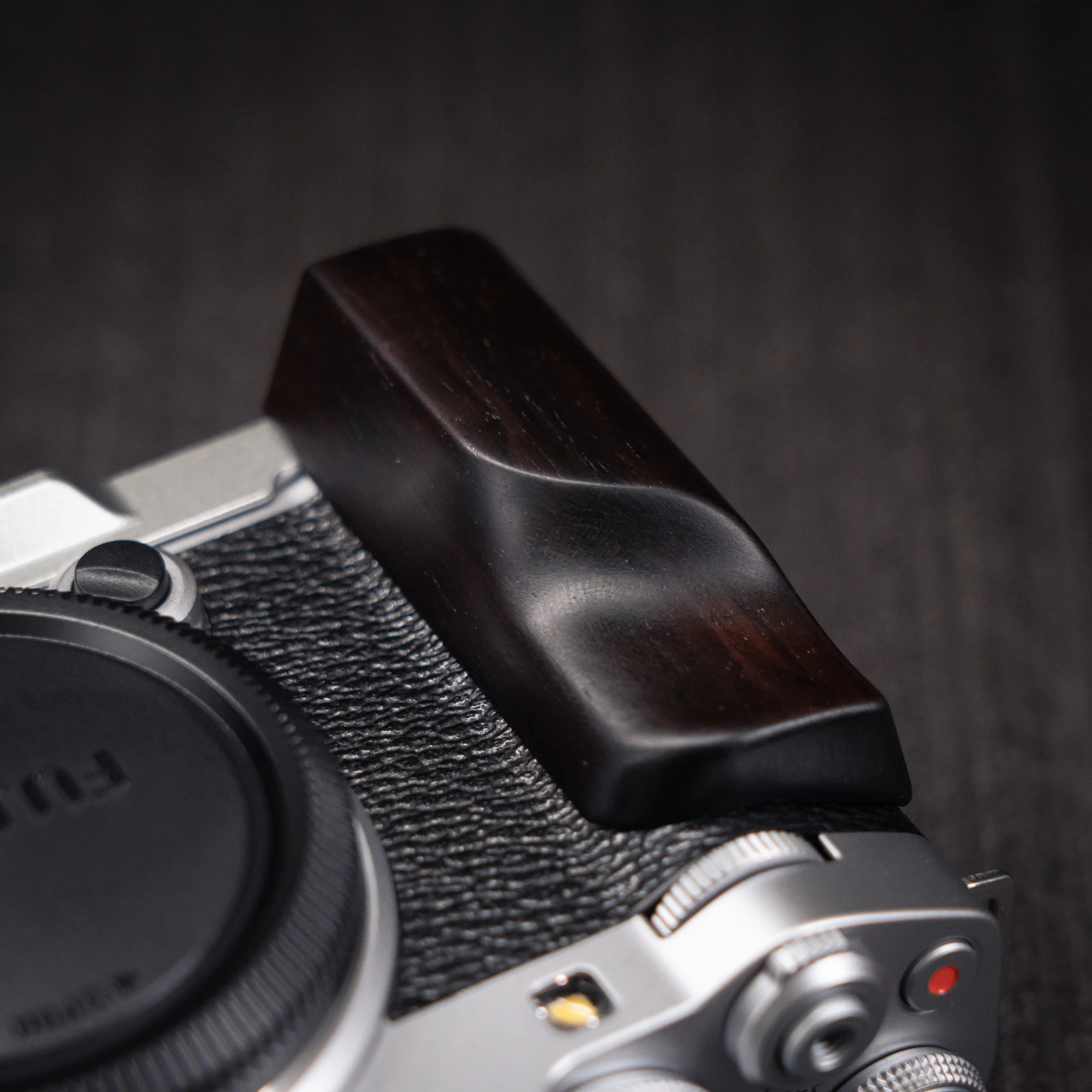 

YUWOOD Ручка камеры из цельного дерева L-образной формы из орехового сандалового дерева для Fujifilm XM5