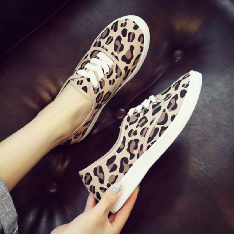 Scarpe di tela con stampa leopardata per le donne nuova versione coreana scarpe sportive versatili per studenti scarpe basse Harajuku per le donne