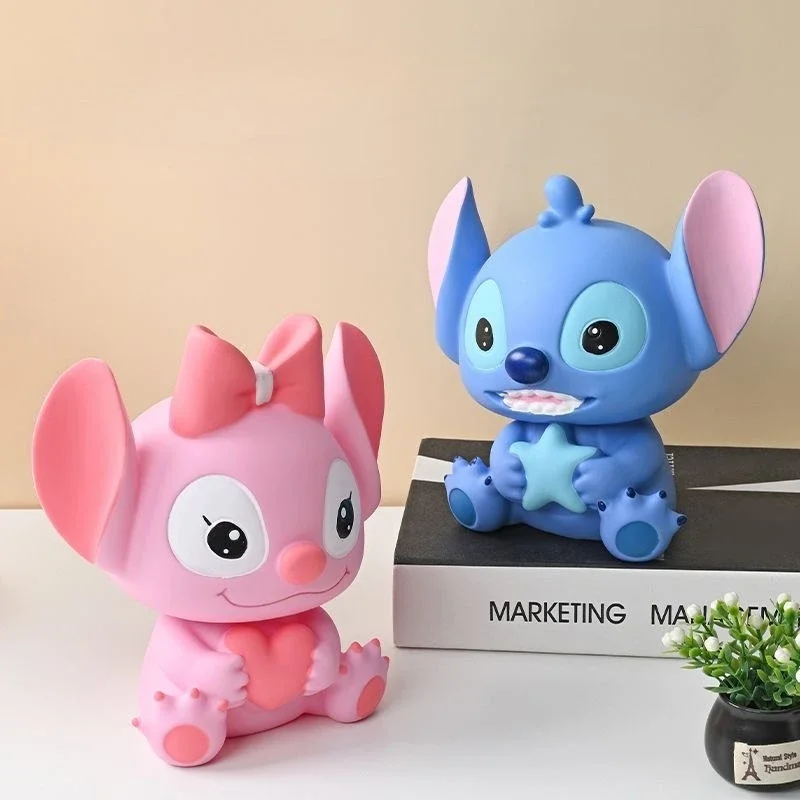Lilo & Stitch Piggy Bank อะนิเมะอุปกรณ์ต่อพ่วงภาพยนตร์ตัวอักษร Stitch Angel ตกแต่งบ้านของเล่นเด็กวันเกิดคริสต์มาสของขวัญ
