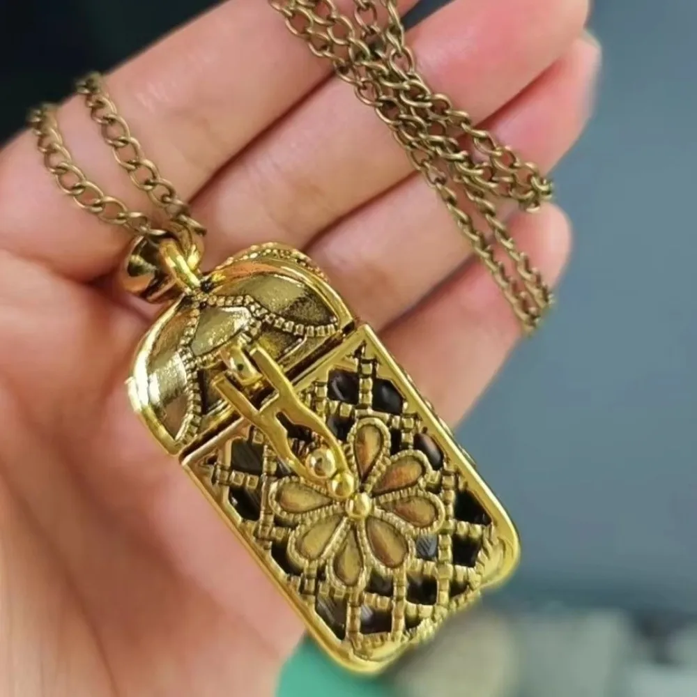 Gold Tone Tarot Card Necklace Alloy Vintage Style Mini Tarot Necklace 22 Card Set Tarot Pendant Necklace Spiritual Accessories