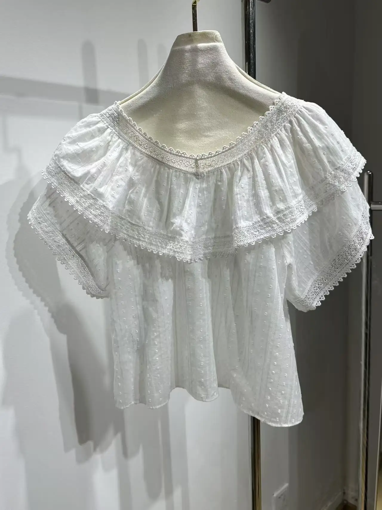 

Женская блузка с вышивкой в горошек, хлопковым кружевом, оборками и рукавами-крылышками, свободного кроя