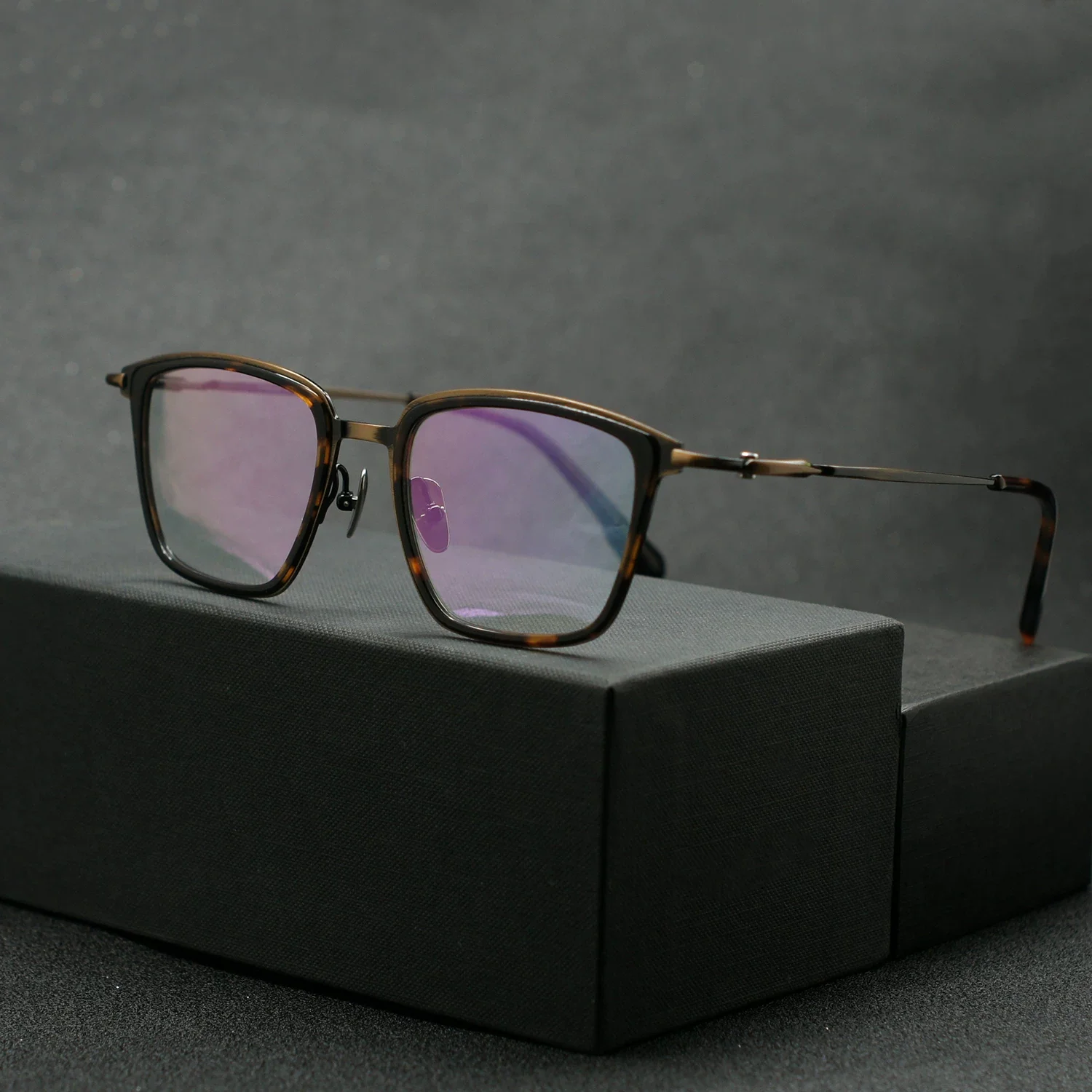 Retro ultra light pure titanium glasses with square frame for men and women, can be paired with prescription glasses